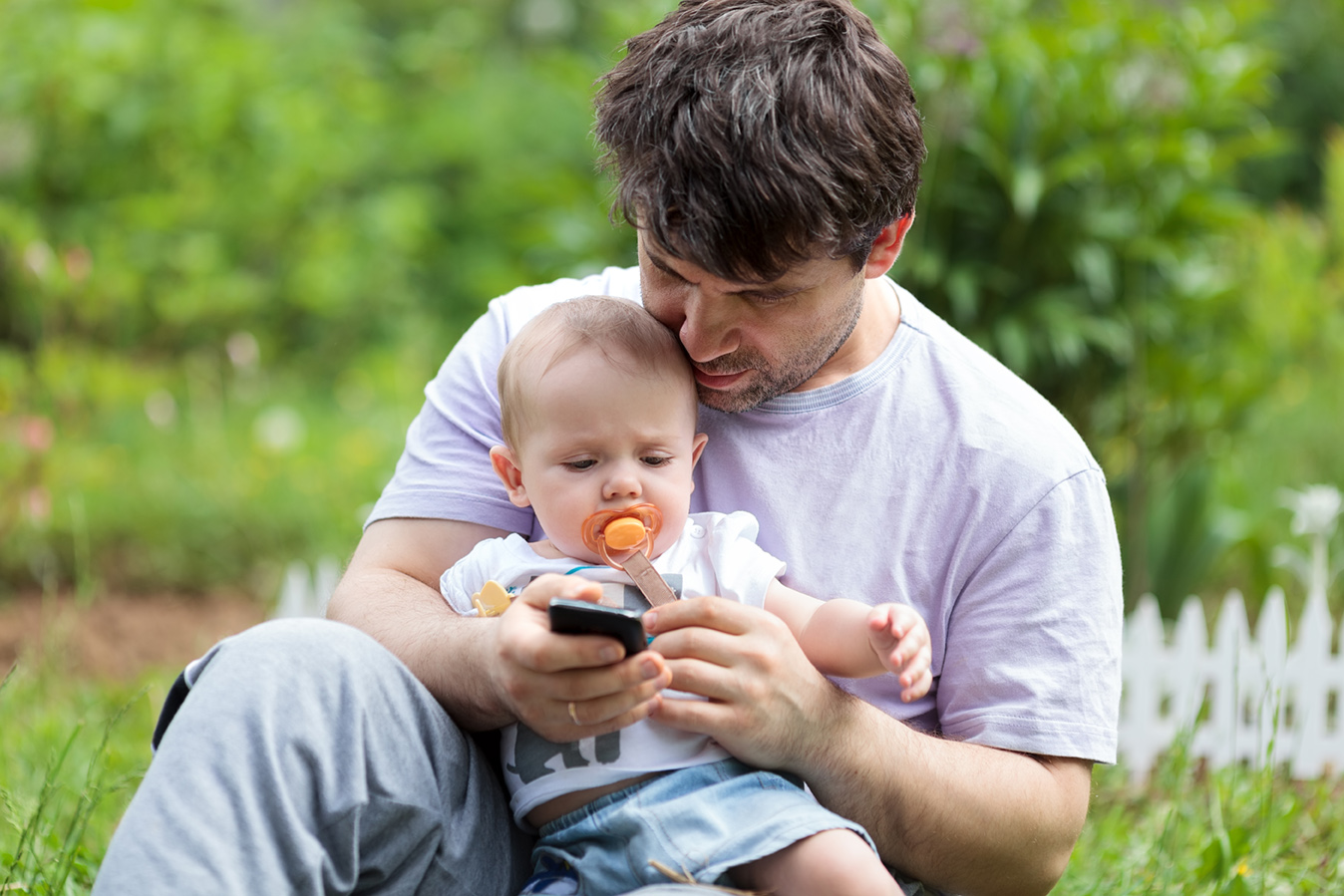 Read more about the article PUT THE CELLPHONE AWAY! FRAGMENTED BABY CARE CAN AFFECT BRAIN DEVELOPMENT